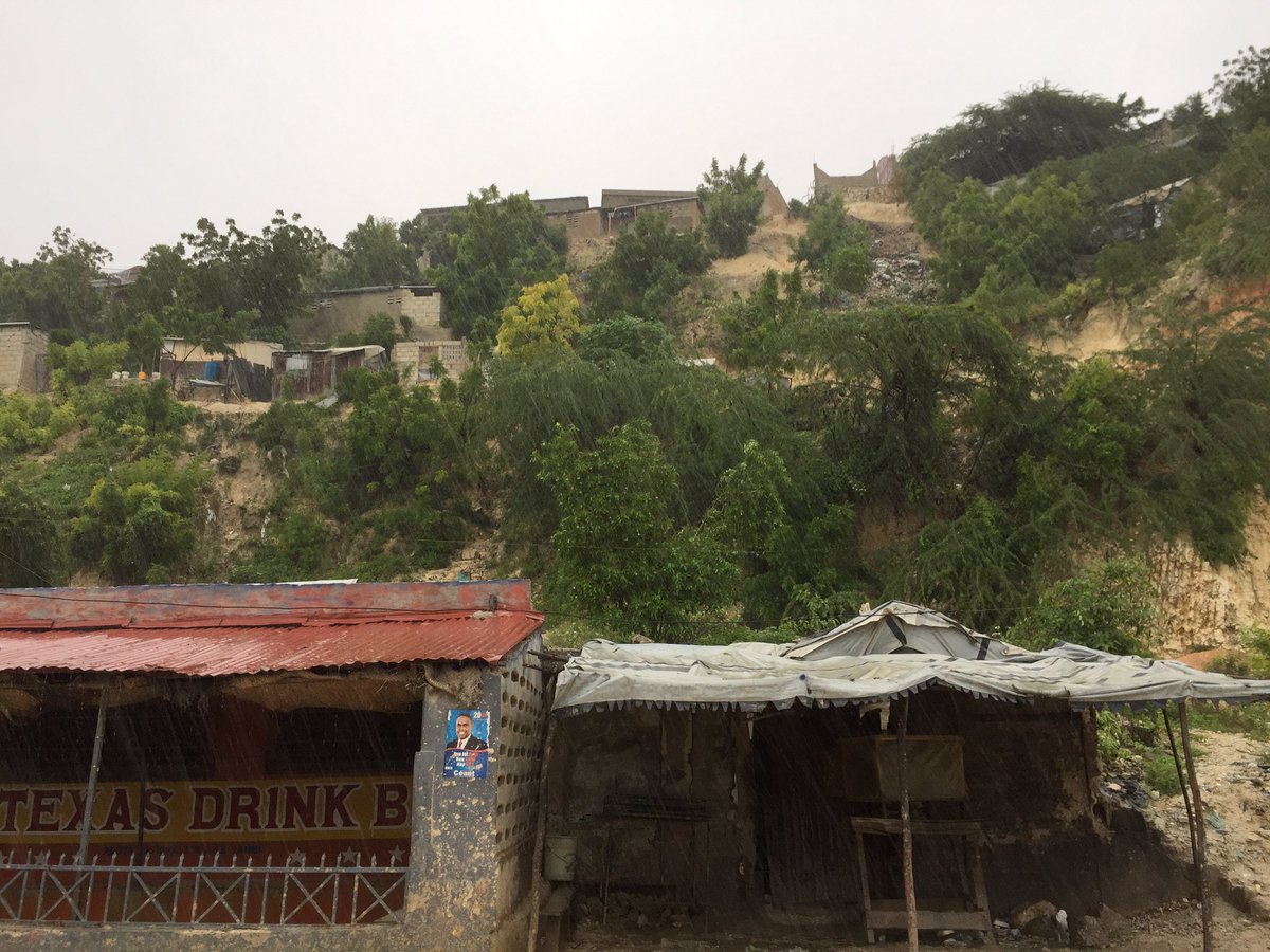 It's raining hard in Mariani. #HurricaneMatthew #MatthewHaiti