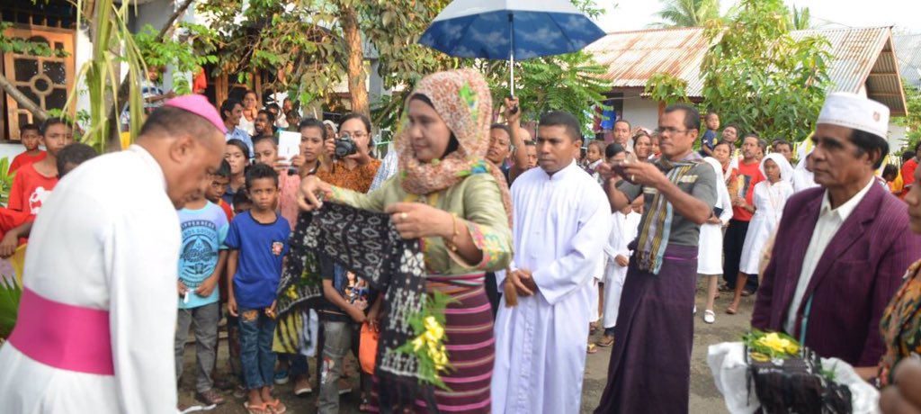 FerryMaitimu's tweet photo. Sesuatu Banget! Ada Qasidah di Acara Pemberkatan Gereja Wangatoa Lembata  https://t.co/j5FNIfeaCd https://t.co/CZYSioMf2v