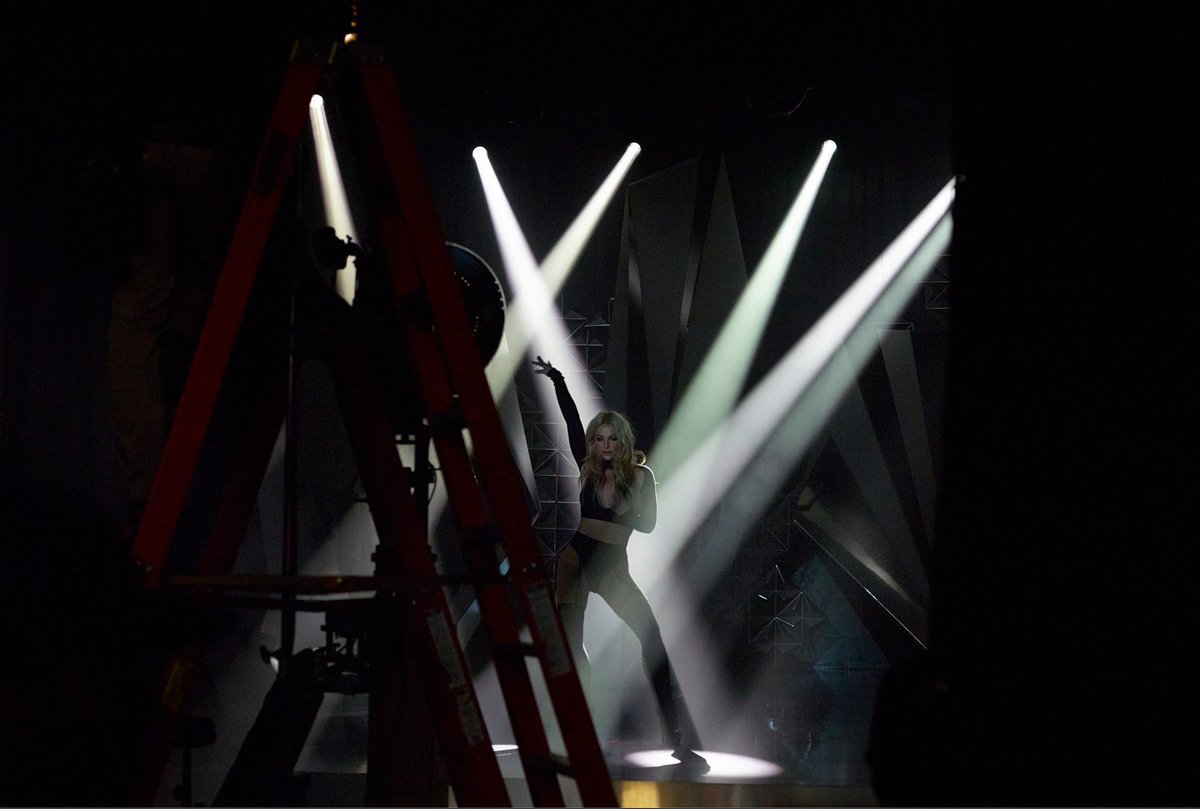 BritneySSpain's tweet photo. #FOTOS: Behind the scenes de la sesión de fotos y la grabación del anuncio de Private Show. https://t.co/ggd7j3LZID