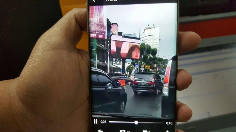 detikcom's tweet photo. Pelaku yang Tayangkan Film Porno di Videotron Terancam 6 Tahun Bui https://t.co/NfiFwc8dNk https://t.co/TKlH61M4ys