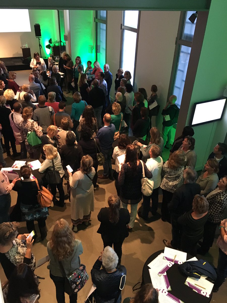 FLOWcorporaties's tweet photo. Netwerken met Chantal van Erp #FLOWevent Stelling: ik heb geen zin om alle borrels af te lopen... https://t.co/cVTp7YFO47