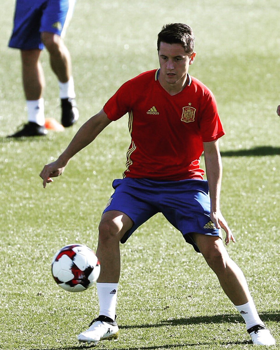 AnderHerrera's tweet photo. Mucho tiempo soñando con esto,orgulloso de poder representar a mi país,gracias por vuestros mensajes @SeFutbol https://t.co/qVtrwq8Awi