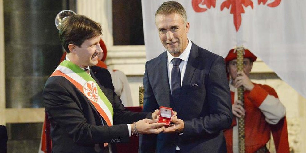 Bolanet's tweet photo. [Galeri Foto] https://t.co/nZ8SeswztY - Legenda! Batistuta Jadi Warga Kehormatan Florence https://t.co/EINJ2JftQ7
