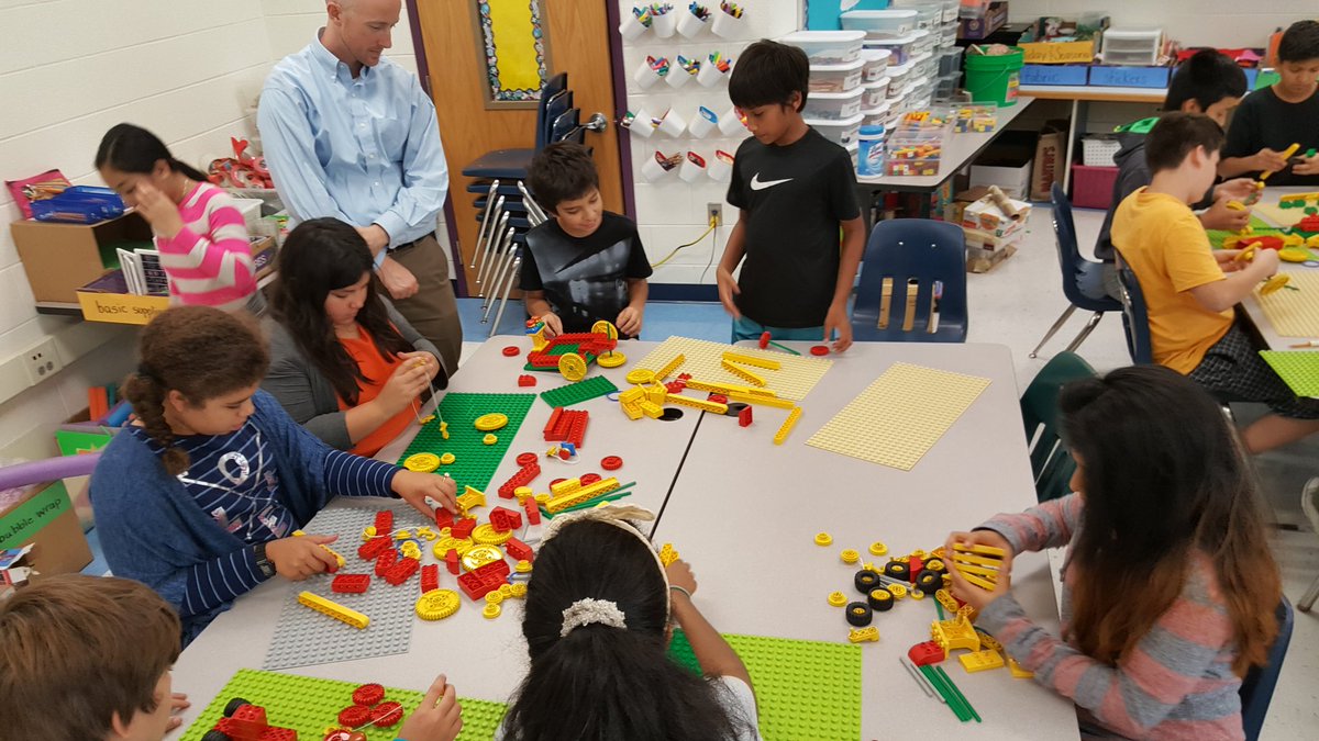 DRESTeamTRAYES's tweet image. Checking out the Innovation Space for the first time #spaceforlearning @DanielsRunES