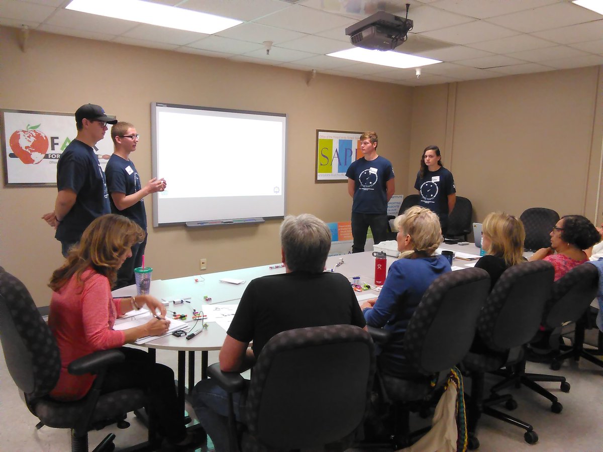 PVHSengineering's tweet image. PaloVerde Engineering/Robotics teaching teachers how to build wireless devices! @optimalrobotics @TUSDCTE