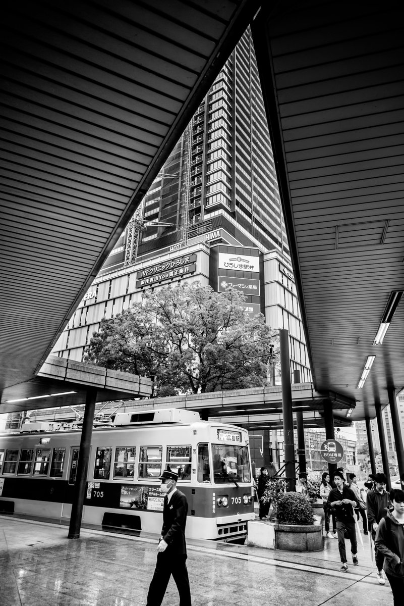 VincentHequet's tweet photo. Hiroshima Station
#Japon #Hiroshima #blackandwhite #streetphotography #Japan https://t.co/dR54fEhxn4