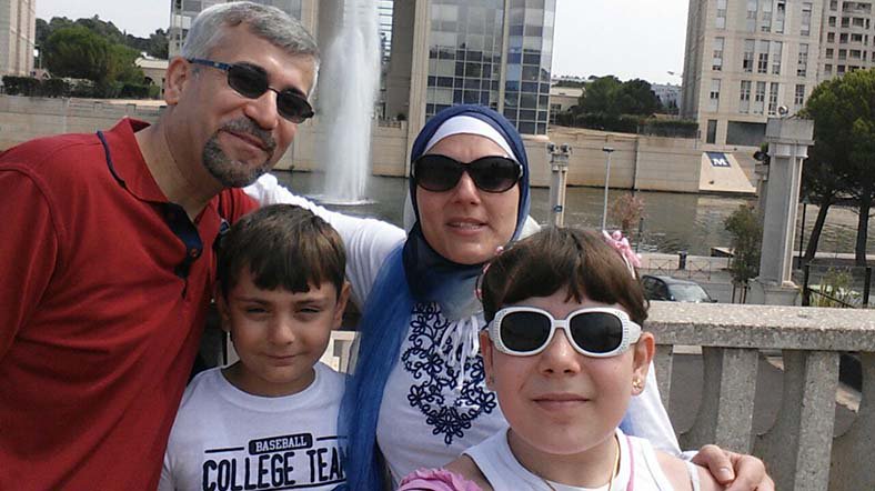 AJTurk's tweet photo. Özel Haber: Türkiye'de iş bulamamıştı. Suriyeli çocuk kanseri uzmanı Talal Douksi Fransa'da yeni bir hayata başladı. https://t.co/WayrhRAgdj https://t.co/w3Kp8VWHvx