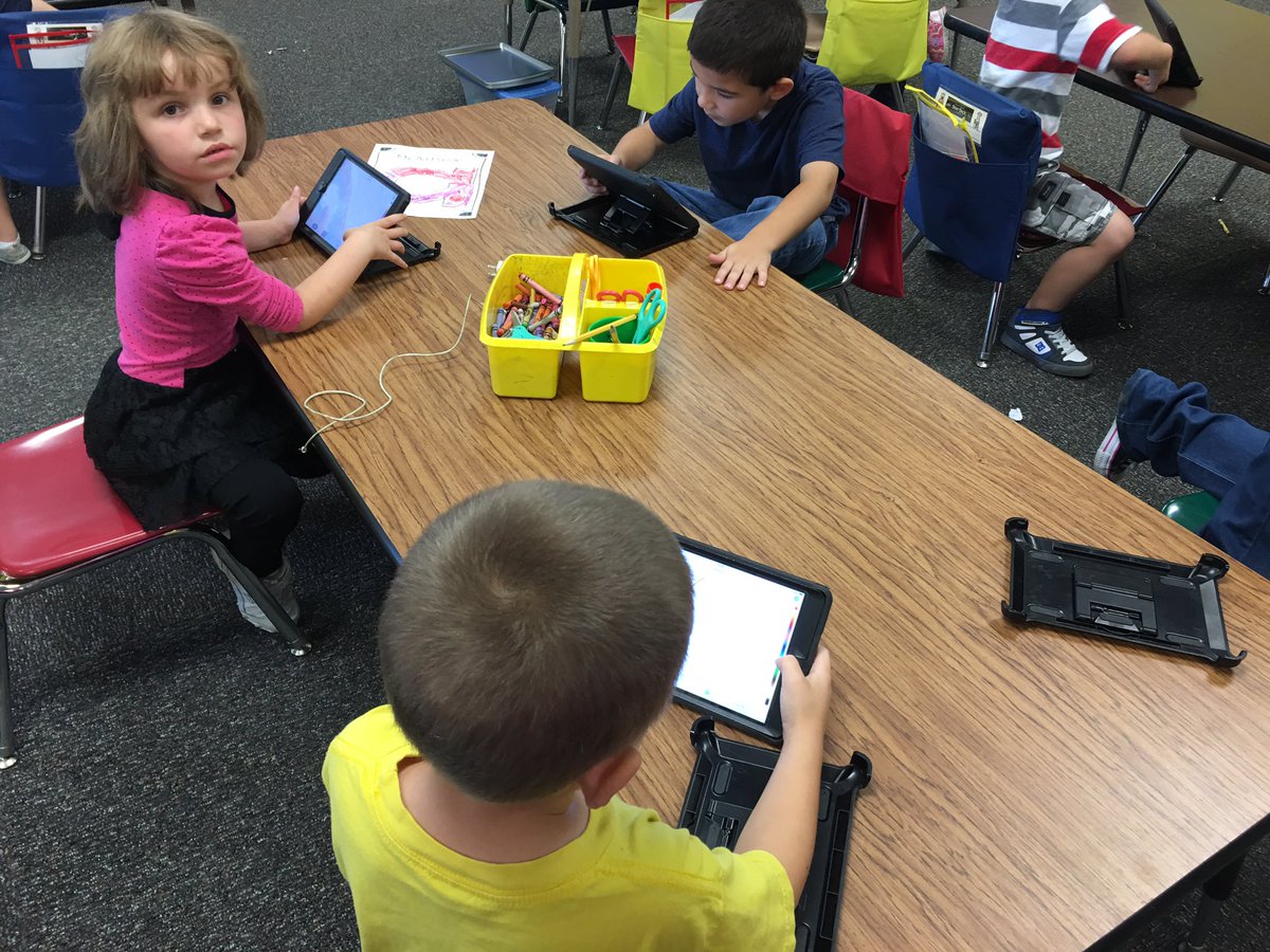 PESstdt_council's tweet photo. Thank you for helping us with our iPads, Ms. Travis! @MGUSC_Eagles #WeAreMG https://t.co/lCRuqoEae0