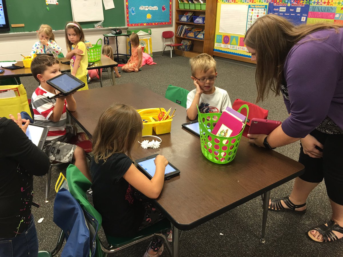 PESstdt_council's tweet photo. Thank you for helping us with our iPads, Ms. Travis! @MGUSC_Eagles #WeAreMG https://t.co/lCRuqoEae0