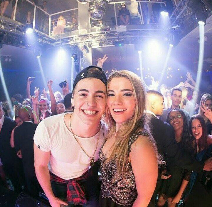 bielcentralBR's tweet photo. Espacozurique via Instagram (02) "@Biel com a nossa princesa na sua festa de 15 anos @Julia_valente_ 😍😍😍😍💕💕👀👀🎉🎉 #ZuriquenaVeia #naotemigual" https://t.co/ay6CcaRB6b