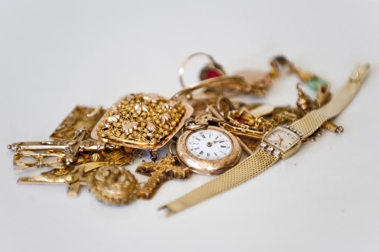 Bornenaar opgepakt op verdenking van heling sieraden tubantia.nl/regio/hengelo-…