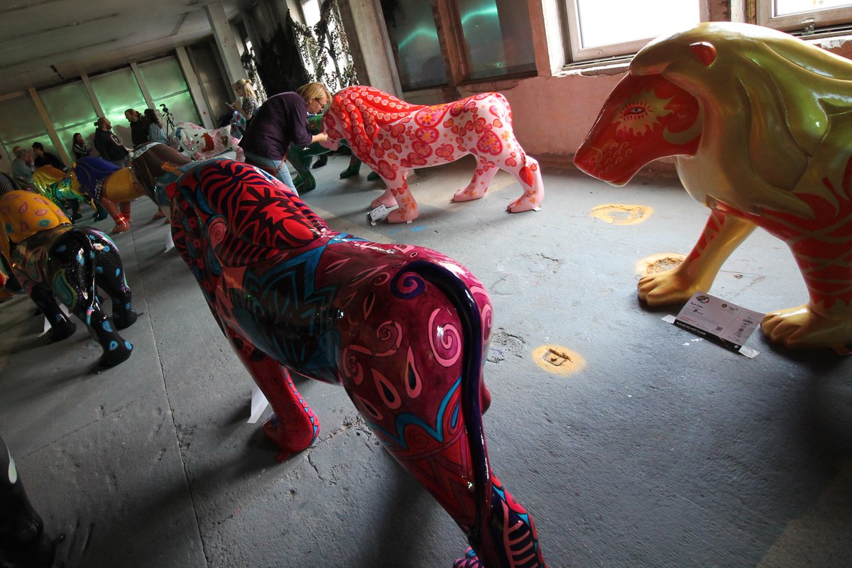 prideofpaisley's tweet image. The farewell event of the #prideofpaisley auction will be in County square this Saturday! Come see the lions again!