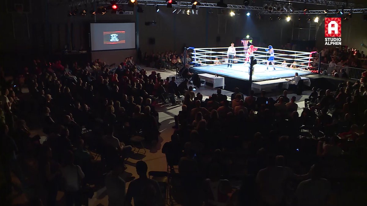 haniff1986's tweet photo. Schitterende shots van cameraman @JeronGroeneveld bij het boksgala van @BS_TeusDeKruyf in #Alphen. Hier het item: https://t.co/R8Gns8zvzA https://t.co/yISuzS1sAe
