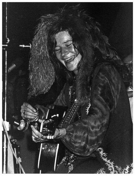 Texas_Pictures's tweet photo. #OTD in 1970, Janis Joplin passed away. Seen here performing at Armadillo World Headquarters in #Austin. #TexasHistory https://t.co/xUTpfOg65O