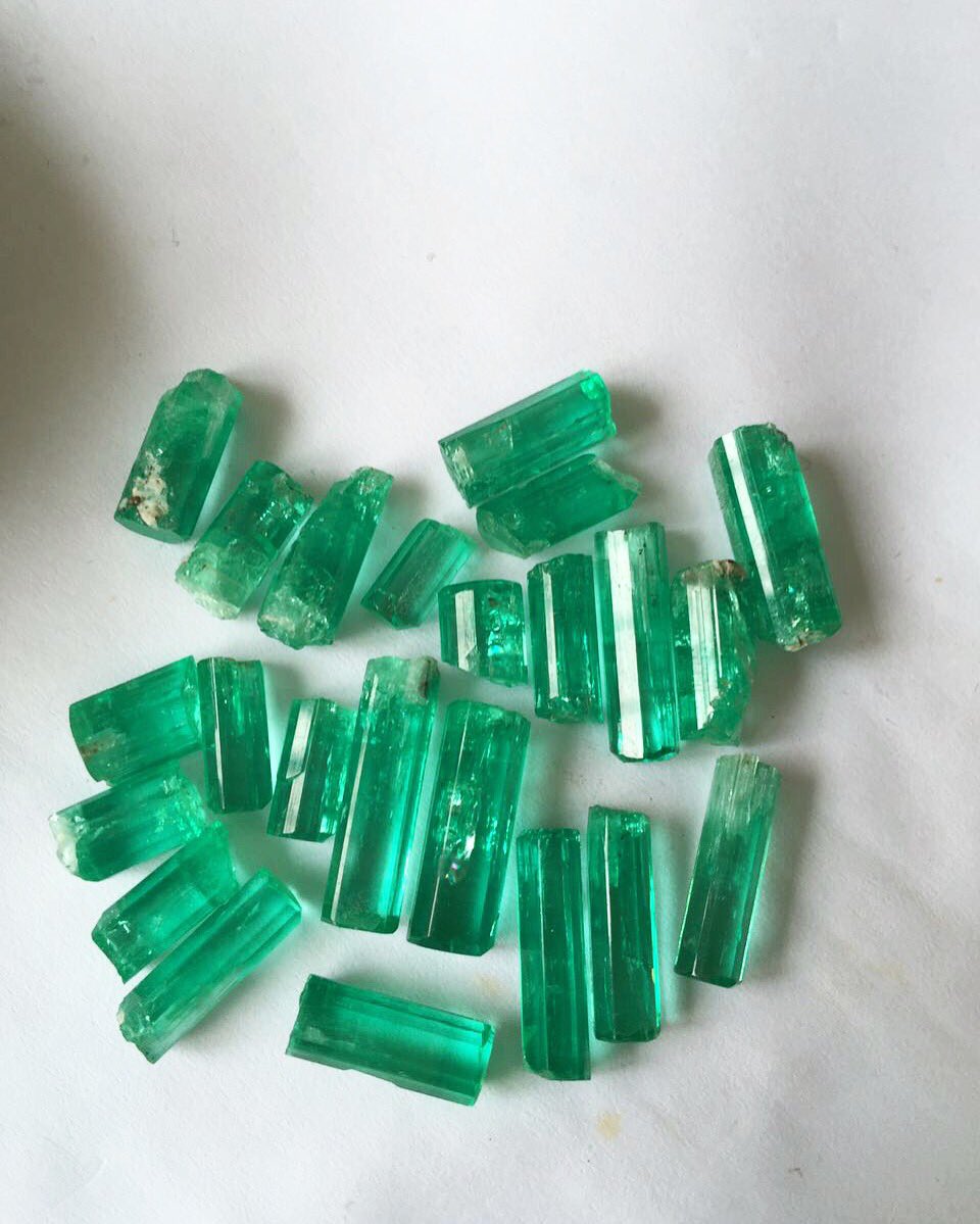 87 cts Rough clean crystal available #emeralds #emerald #emeraldcrystal  #terminatedcrystal #colombianemerald #emeraldjewelry #muzoemerald