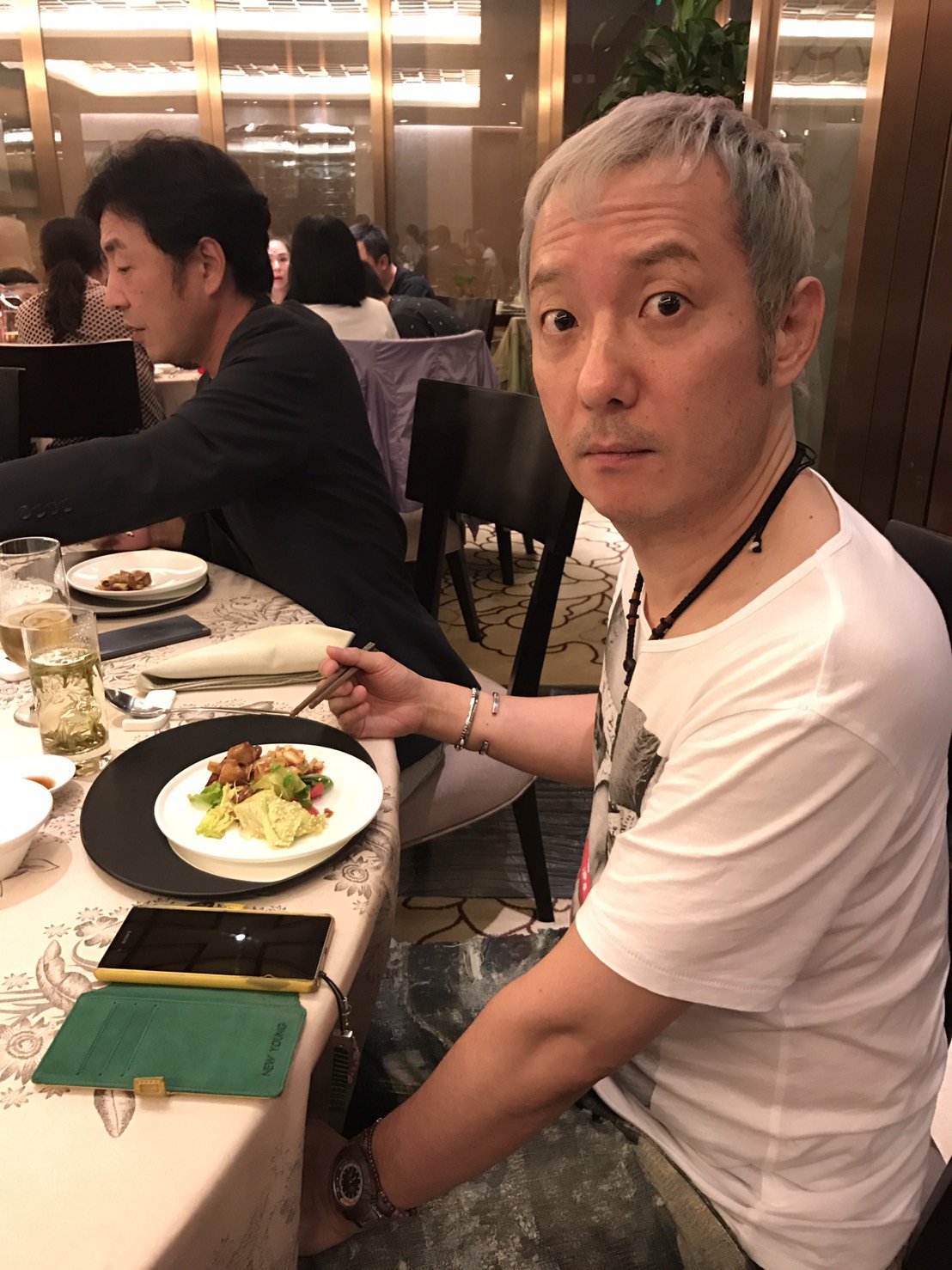New Young 小野坂昌也 全ての食べ物が 香辛料の八角の香りがするのです ちょっと苦手でしたね 紹興酒ください って言うと 売り切れです って 中華料理店で紹興酒無いのはおかしいでしょ あれ ヤングさんの首もと T Co I2nzadmpfu