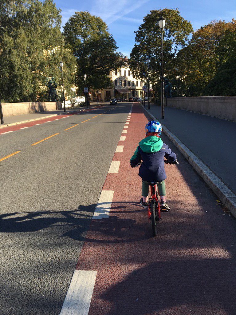 Vannvittig at det er lov å kjøre 50 km/t her over Eventyrbrua. Hele denne strekningen fra Hausmanns bør bli 30 sone