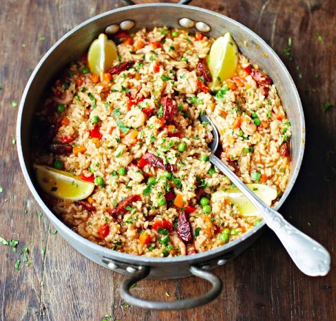 No olvidéis que hoy ha sido el día que Jamie Oliver consiguió unir España poniéndole chorizo a una "paella" bzfd.it/2dtgZHU
