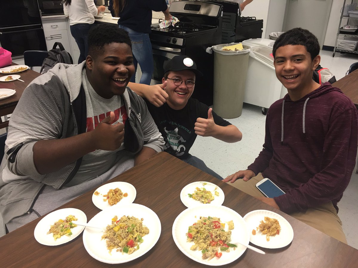 LHS_MrsJeske's tweet image. Skillets 3 ways this morning in #CulinaryBasics 🍳 #LeydenPride #TheseKidsEatWell