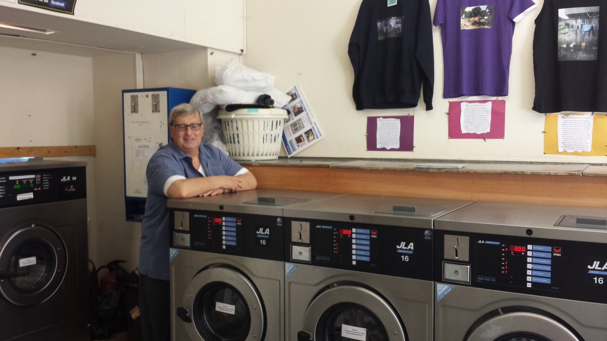 mahliaamatina's tweet photo. The owner of the #Washbox #launderette Roy made us chuckle until our sides hurt (painfully!) with all his stories! #laundryart #getinvolved https://t.co/gH19eRvzvg