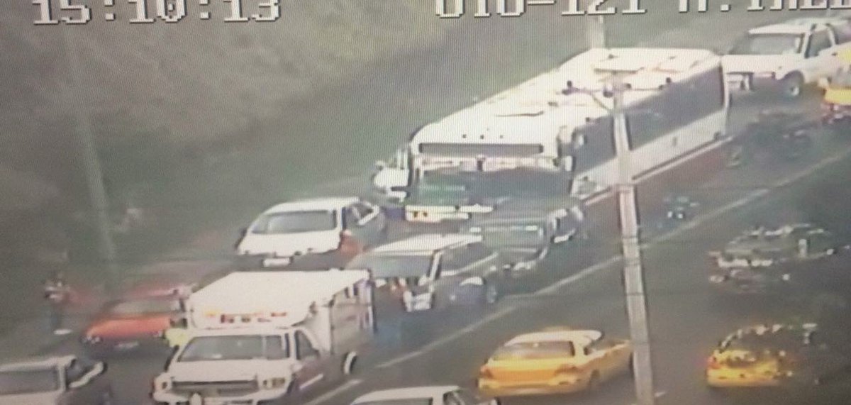 coequito's tweet photo. Tome precauciones | Se registra una colisión vehicular en la av. Velasco Ibarra (El Trébol). Un carril cerrado S/N.  #QuitoListo https://t.co/nude87rNV6
