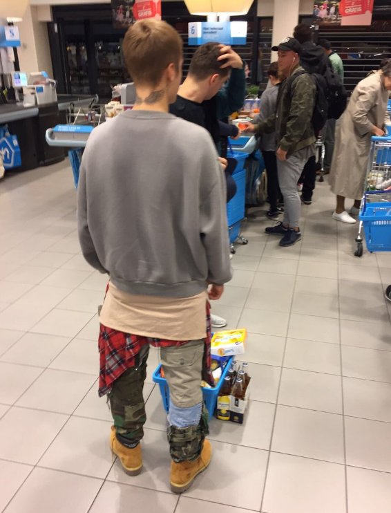 y4sminsilva33's tweet image. nao conseguiu decidir qual roupa queria usar dai colocou todas