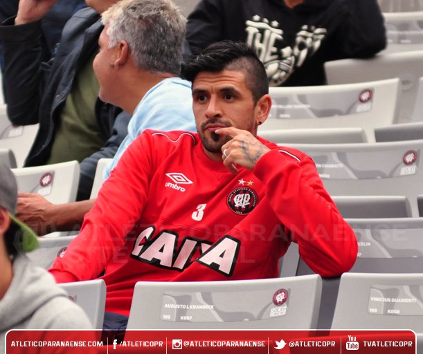 AthleticoPR's tweet photo. Das arquibancadas, Lucho González prestigiou a vitória atleticana sobre o @AvaiFC, pela Copa do Brasil Sub-20. https://t.co/xy8HeuMvX7