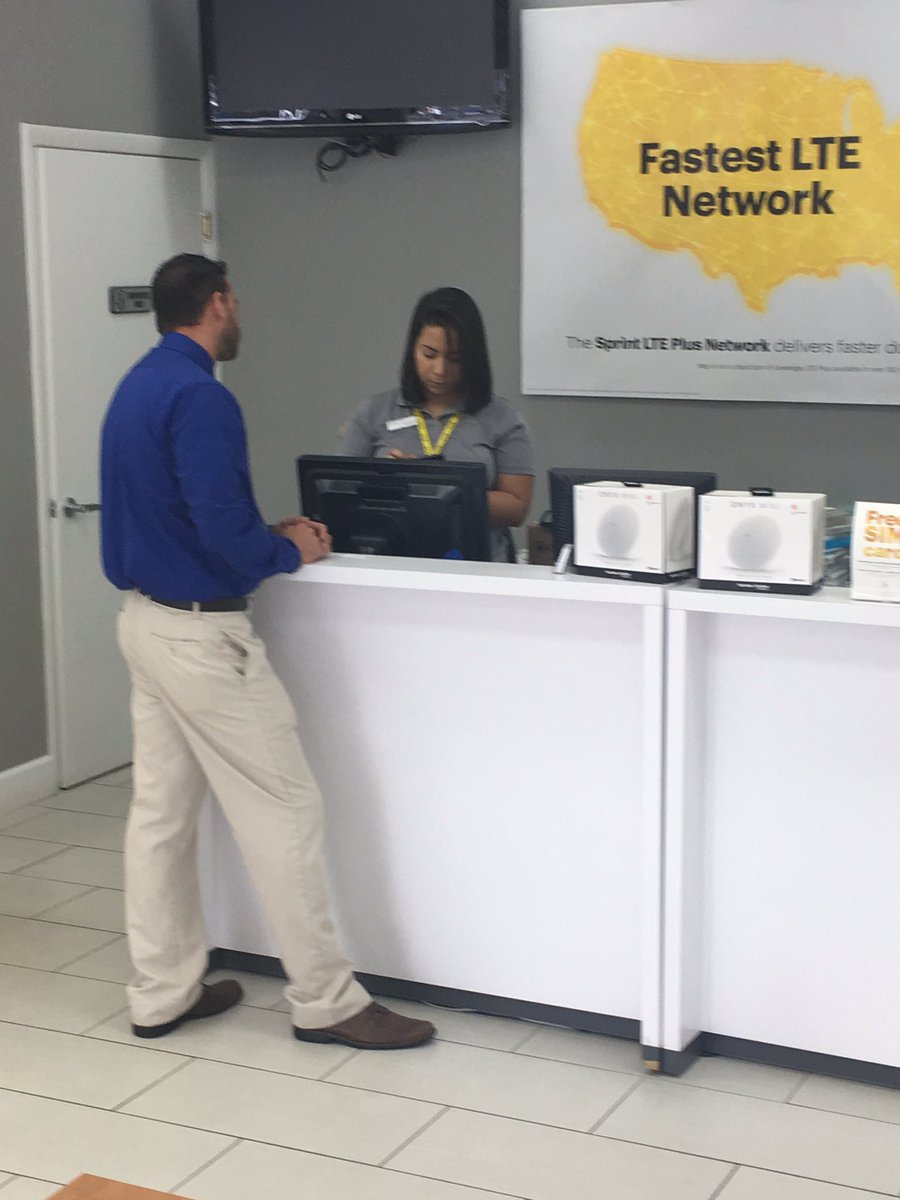 SPRINTPEM's tweet photo. This morning working on the first new line of the day! @clubric @SprintLana #sprint #iphone #wl #boom #customerservice #boom https://t.co/pPIkucoCK3