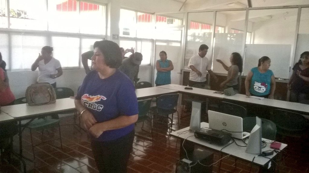 TuRadioCROC's tweet photo. @crocqroo #Cancún se acerca a #Conalep2 y ofrece Taller para Papá y Mamá conmemorando el mes de la familia. https://t.co/2lm4mwP6Ol