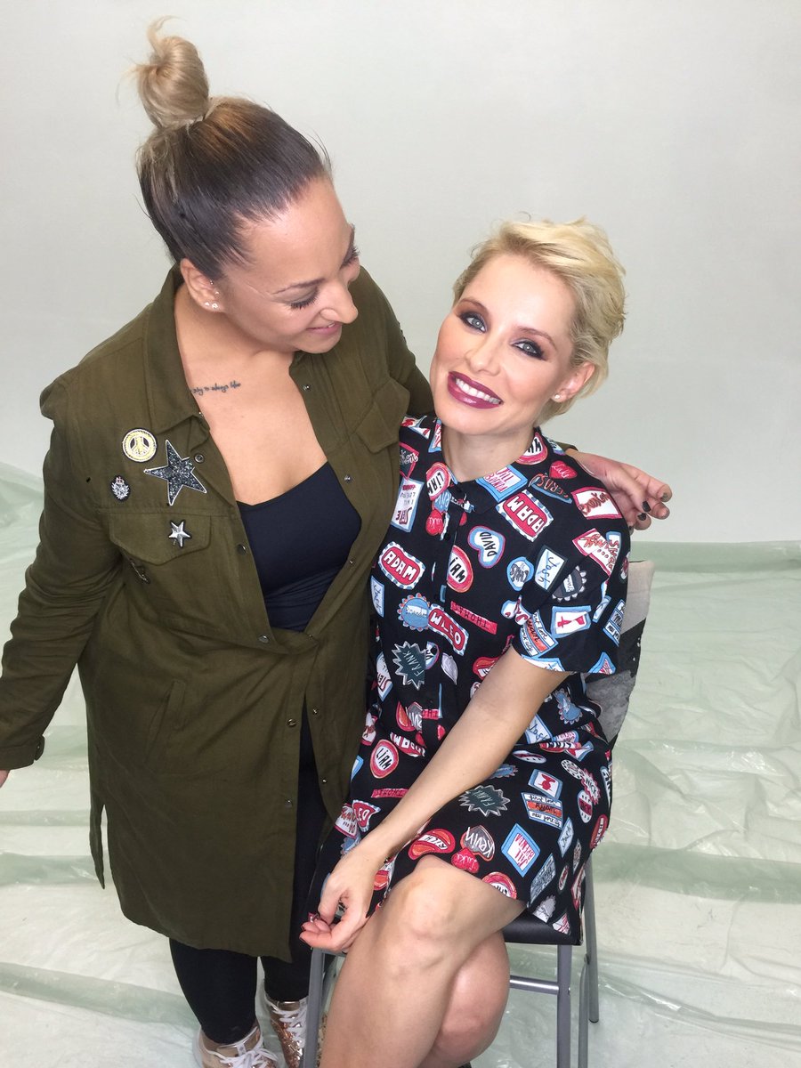 SorayaArnelas's tweet image. Dia de grabación! Muy pronto @MariaMakeup y yo os enseñaremos el resultado!
#starlisa
