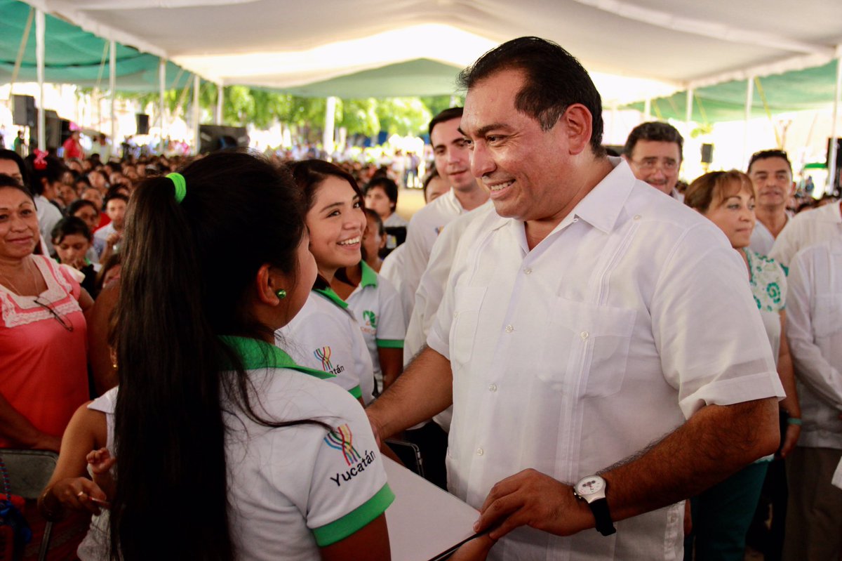 ViCaballeroD's tweet photo. Me encuentro en #Espita para hacer entrega, a nombre del Gdor. @RolandoZapataB, de 937 computadoras de #BienestarDigital. https://t.co/warj76WJOr
