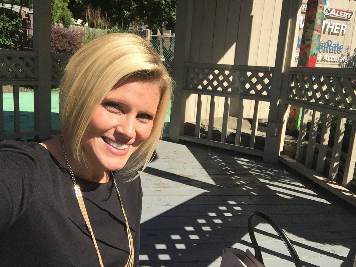 AutumnsWeather's tweet photo. Ah☀️soaking in the sunshine☀️ on my lunch break💁🏼 #weatheroutside #needsunglasses https://t.co/jiZgYBRItJ