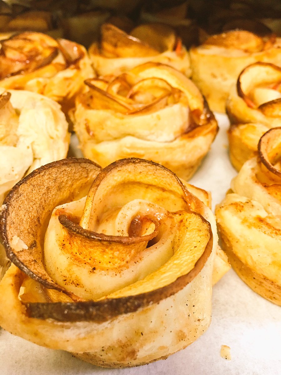 BayouBluegrass's tweet image. "Falling" in love with these apple tarts straight from the oven! New addition to the menu. 😍🍂🍁🍎 #yum #kycaterer #fall #kentucky #fallflavor