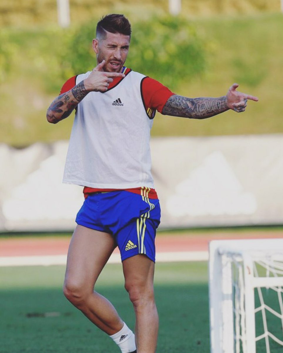realmadriden's tweet photo. 👉😉👉
🇪🇸 @SergioRamos

#HalaMadrid https://t.co/noPsbLVUDw