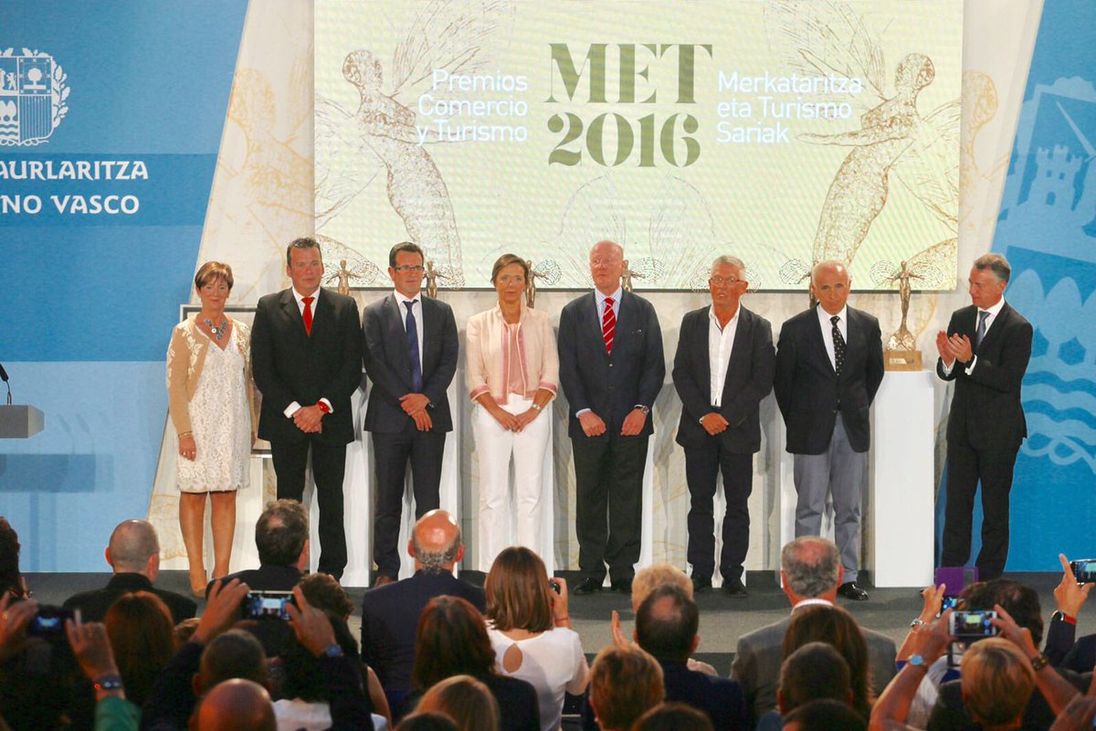 gasteizon's tweet photo. Premios #TurismoVasco @torreloizaga (innovac) @JrdnStaCatalina (competit) @azulmarinoviaje (trayectoria) @donosticup (coop) #met2016 https://t.co/T5SQ2wsfu1