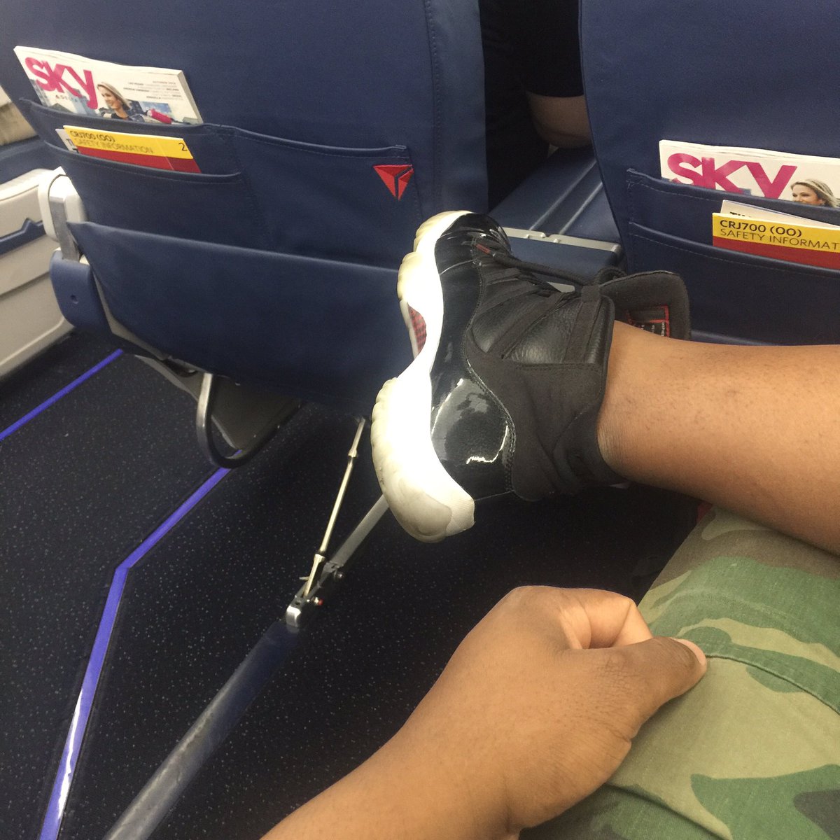 TheGoodSin's tweet photo. Wheels up. I'm out. Fuck paying for wifi #ArthurHand https://t.co/9OOaZ6c3Ms