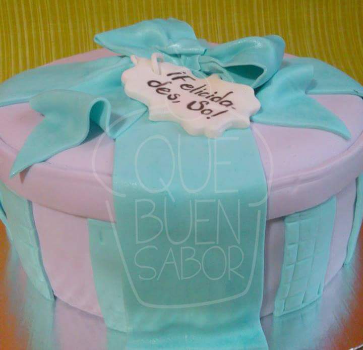 - ¿Regalo o pastel? 
- Pues un regalo que se pueda comer y compartir. 
Bizcocho de vainilla, crema, fresas, fondant.