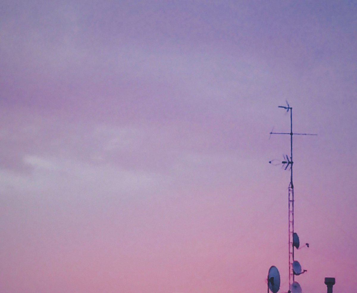 voquii's tweet photo. A vibrant tonal colored a sunset captured in the city. #sunset https://t.co/hAttwcmprX