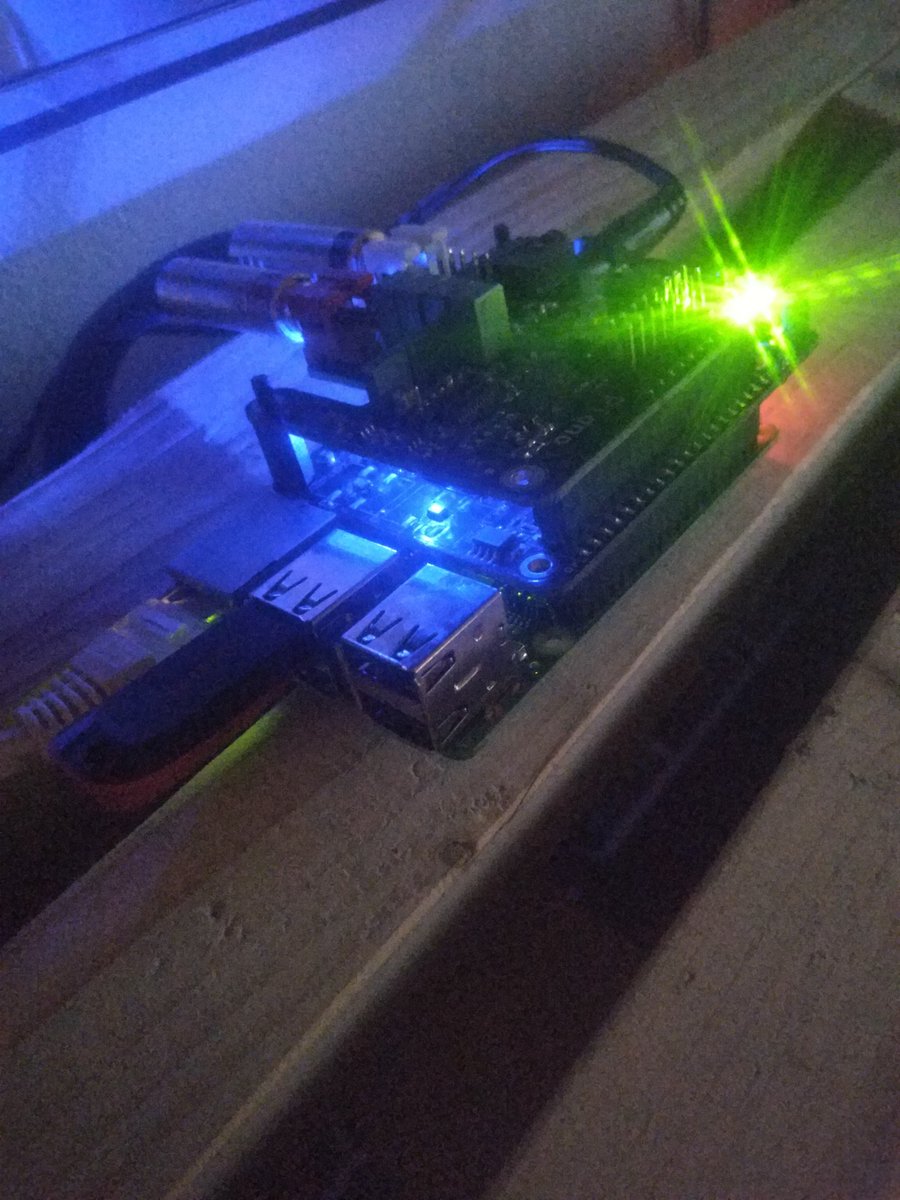 mr2mills's tweet photo. Listening in the dark with new toys..  #greatsound #impressed #audiophile #volumio2 #allodeclocker#allopianodac https://t.co/75eEU0e27e