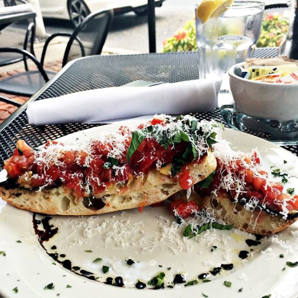 Finding love in all the right places. #SetteLuna #Bruschetta