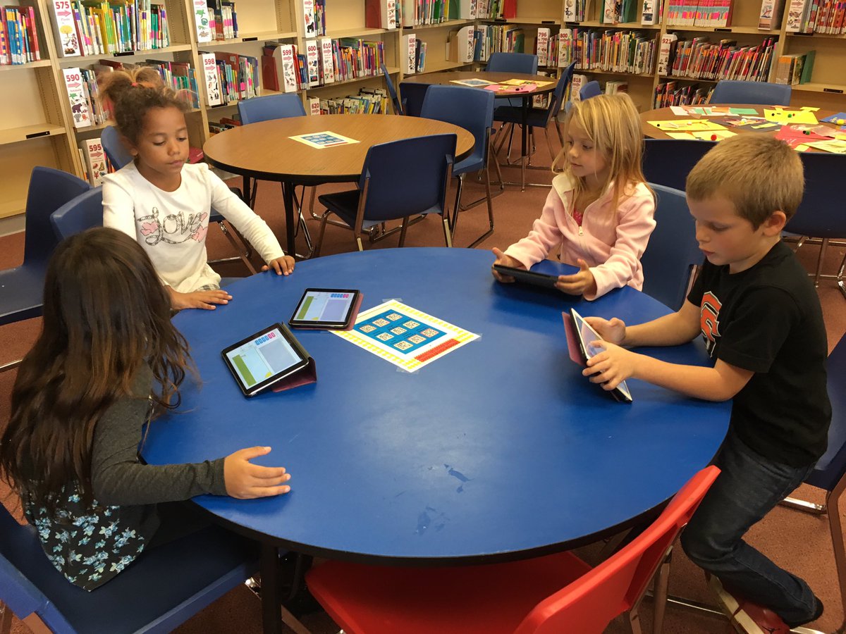 hartleylibrary's tweet image. 1st grade&apos;s turn!  #makerspacefun