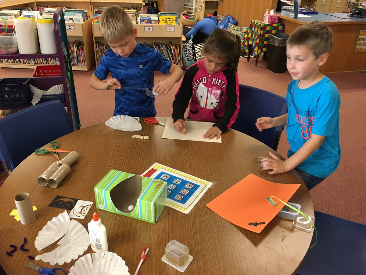 hartleylibrary's tweet image. 1st grade&apos;s turn!  #makerspacefun