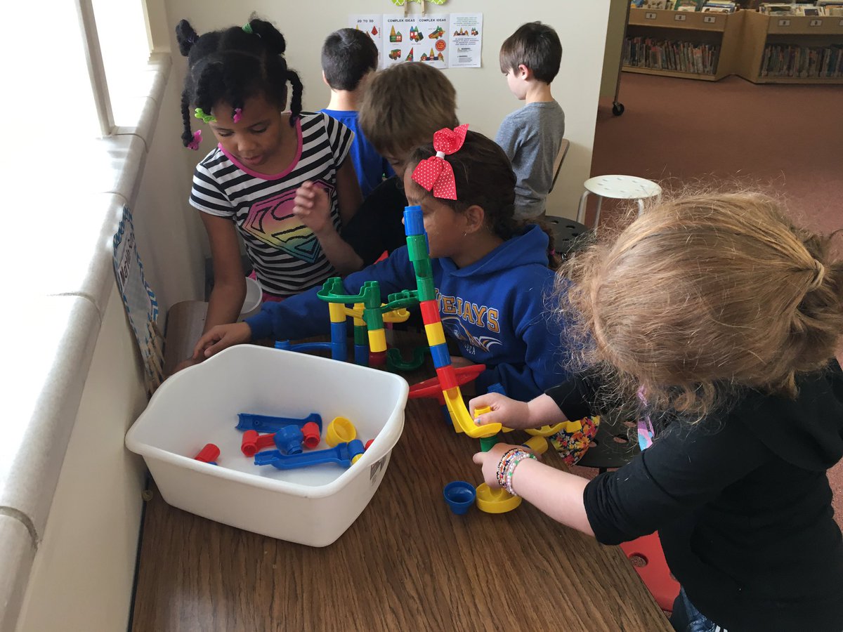 hartleylibrary's tweet image. 1st grade&apos;s turn!  #makerspacefun