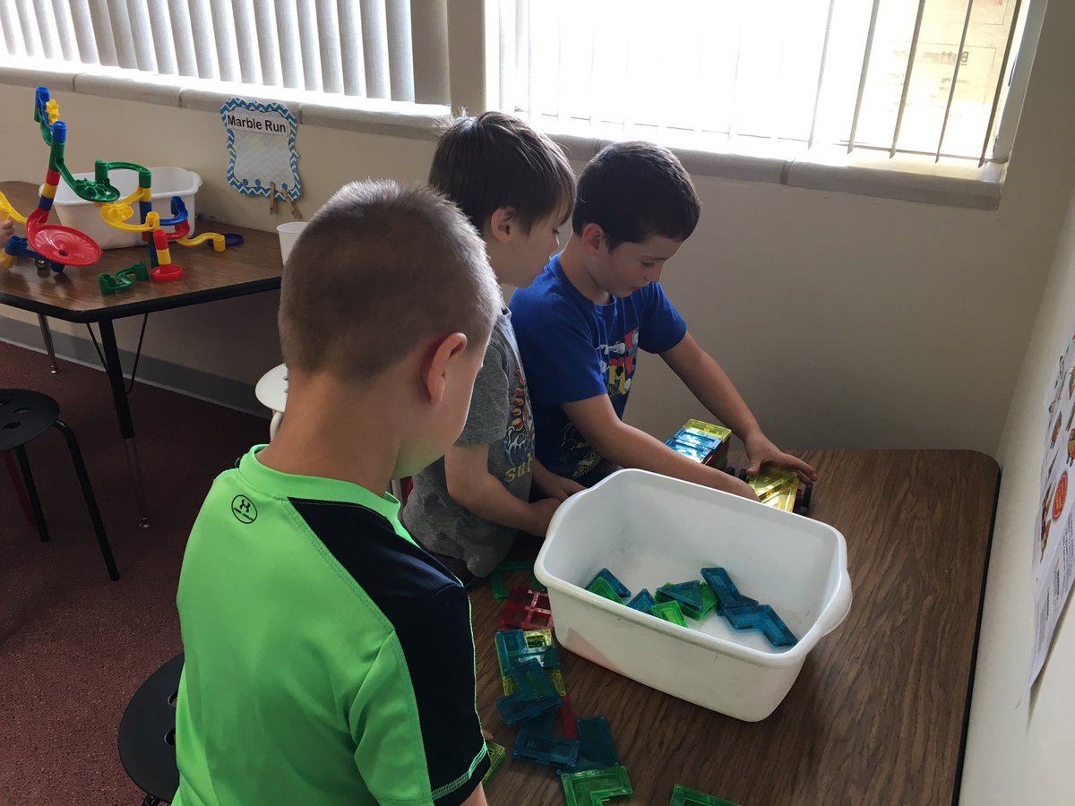 hartleylibrary's tweet image. 1st grade&apos;s turn!  #makerspacefun