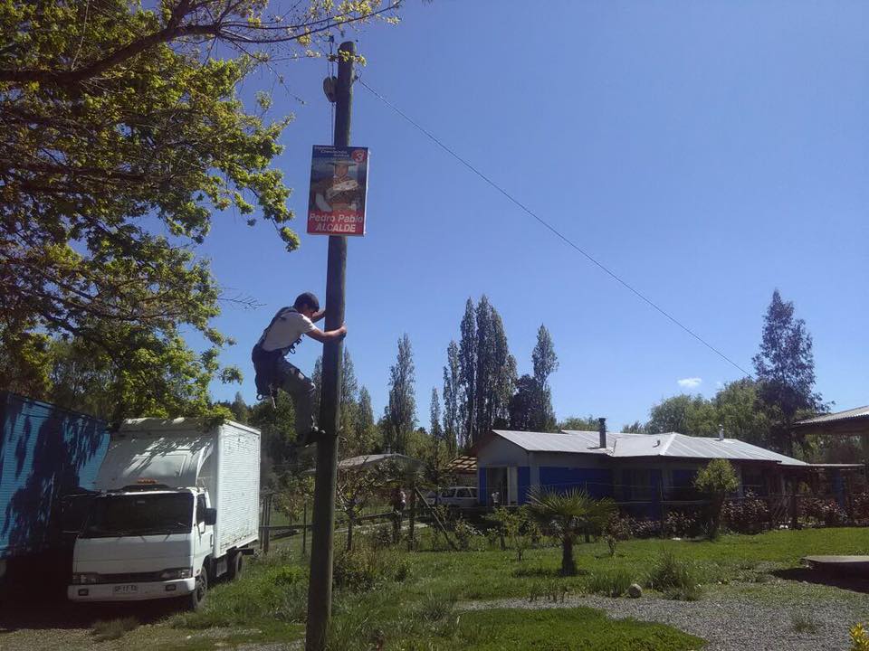 shaskoberto's tweet photo. #AcuseteEmol OTRA DEL #alcaldecolbun: PONE CARTELES EN POSTES y más encima el mismo publica las fotos en su página de face... https://t.co/oiuCvguiAe