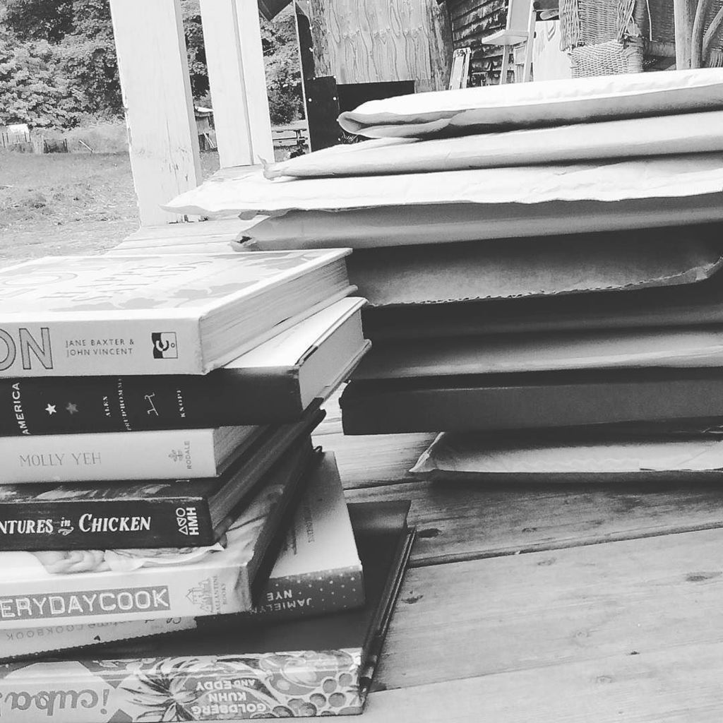 levelteaspoon's tweet image. Episode 5 books plus a few more days' worth of unopened titles... Are you ready?! ift.tt/2cR28oi