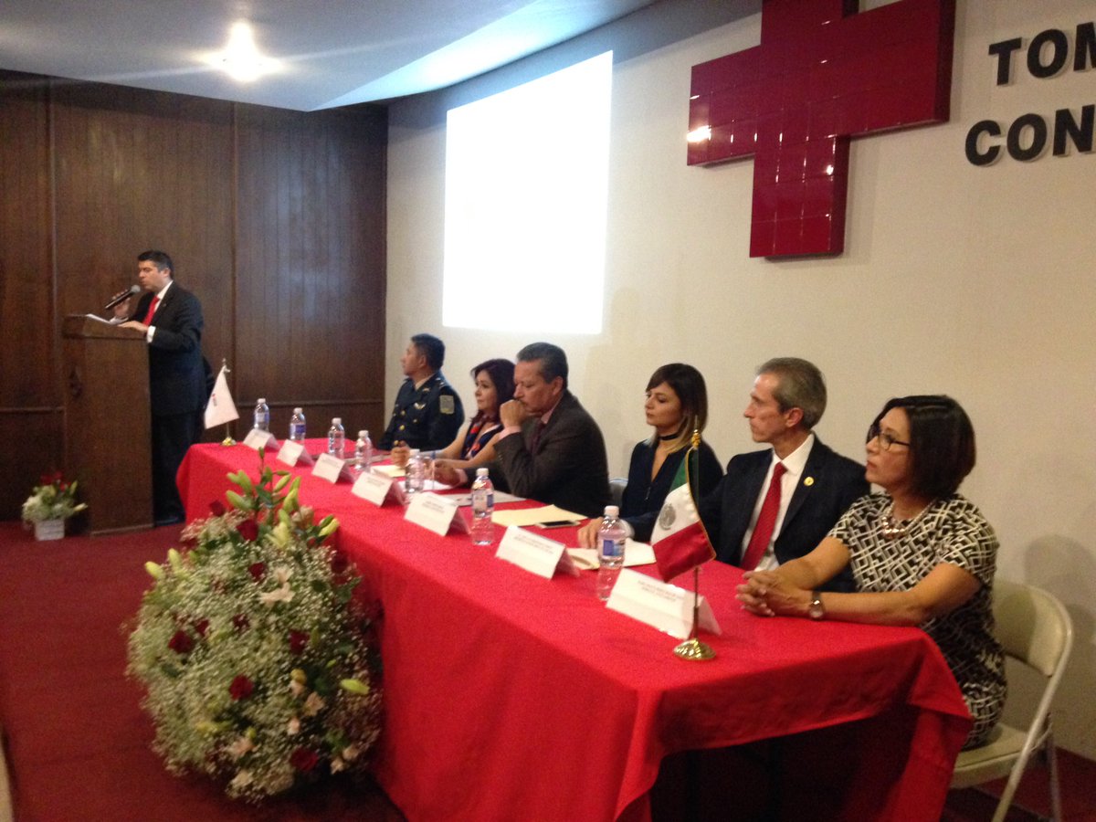 CruzRojaGto's tweet photo. Estamos en la Toma de Protesta del Consejo Directivo 2016-2018 de la ciudad de @irapuatogob https://t.co/MpV36p3ete