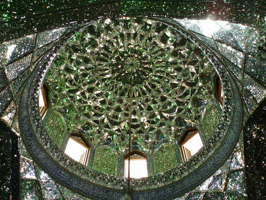 camparired's tweet photo. 世界中から巡礼者と観光客を引きつける、イランにあるモスク「Shah Cherish（光の王）廟」の、鏡で全面に装飾が施されている内部。https://t.co/52H3j1s4ZB https://t.co/7xWC3YZDm0