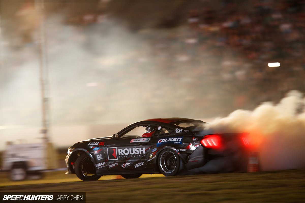 El Mustang Drift Car de Justin Pawlak fundiéndose con el humo que sale de sus neumáticos Falken.