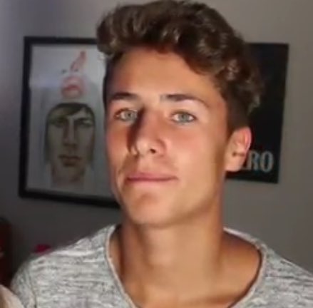 ileyane_12's tweet photo. @ElJuanpaZurita cuando veo que sigue a todas menos a mi!!:(💔😭
#TagDeLaHermanaJZ https://t.co/F9U0lSYIRB